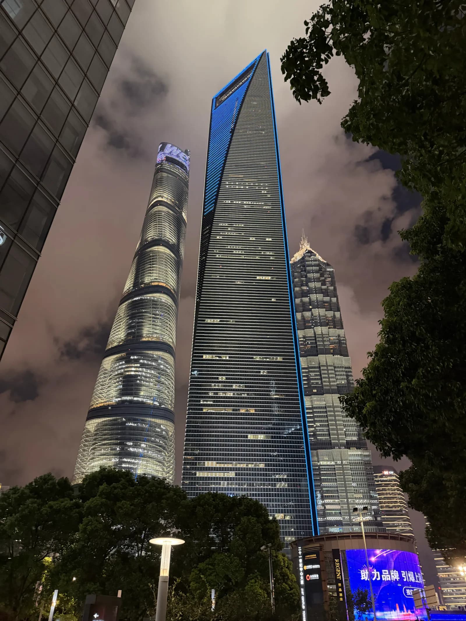 Pudong-Skyline in Shanghai bei Nacht — Shanghai Tower, World Financial Center und Jin Mao Tower
